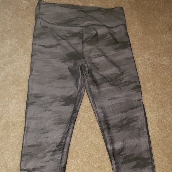 Under armour compression capris - Picture 1 of 2